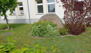 Fritz-Reuter-Stein vor dem Hauptgebäude